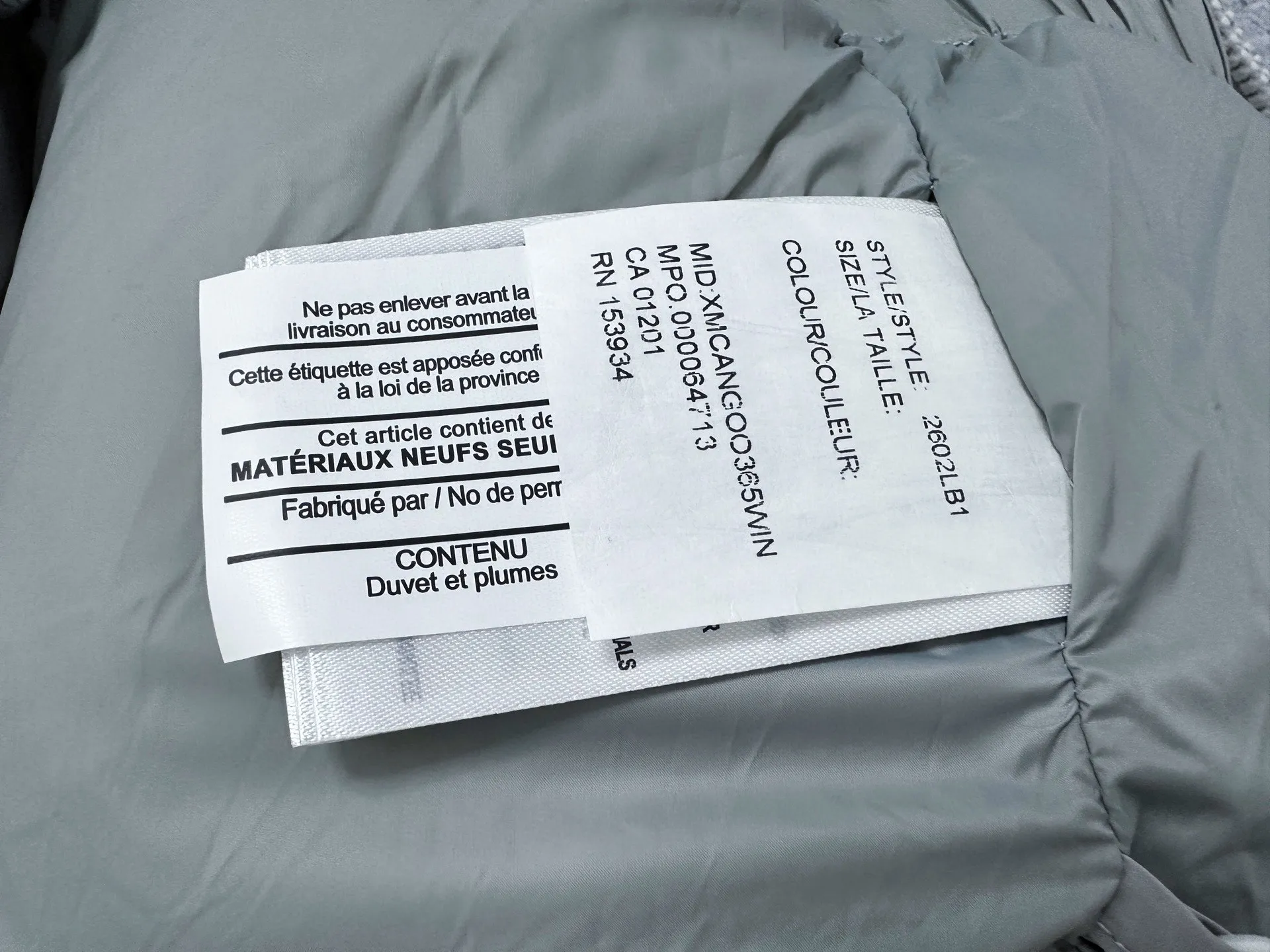 [𝗖𝗔𝗡𝗔𝗗𝗔 𝗚𝗢𝗢𝗦𝗘] Capsule Series Macaron Color White Label Fabric: Made of CORDURA gray cloth imported from Du Pont of the United States, soft Endura Luxe fabric, which enhances the durability of easy-to-wear parts, is lightweight and durable; the inner liner is made of T anti-velvet gallbladder, which is comfortable and soft, and does not rip through velvet. : Equipped with a detachable hood, which can be adjusted in two directions, and is also filled with down, which brings greater softness and wrapping around the head and neck, and is full of warmth. This parka has White trim on the back and around it, and the hardware locks are all original and custom-made, complementing the soft fabric color. Goose logo: The new Series silicone material logo on the official website, non-embroidered logo. Length: Fit hip-length. Size：XS-L